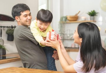 Apakah Anak Perlu Hadiah Setelah Sunat? Ini Tips Memilihnya